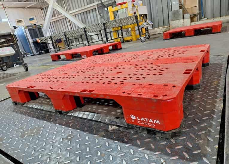 LATAM Cargo Group Adopts Recycled Plastic Pallets for a Sustainable Future